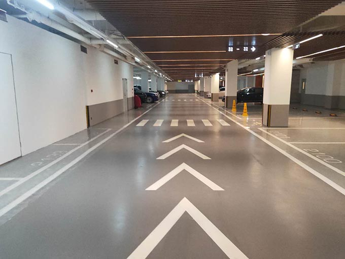 商場(chǎng)地下車(chē)庫(kù)劃線 車(chē)位劃線工廠