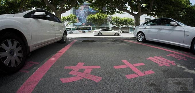 哈爾濱市政市區(qū)斑馬線劃線施工